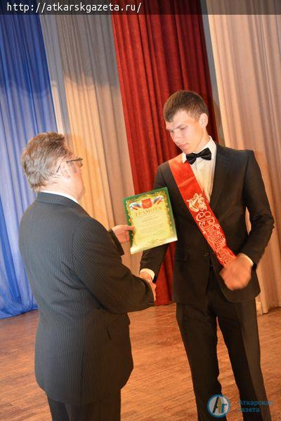 Сегодня в РКЦ аткарских выпускников закружил школьный вальс (ФОТО)