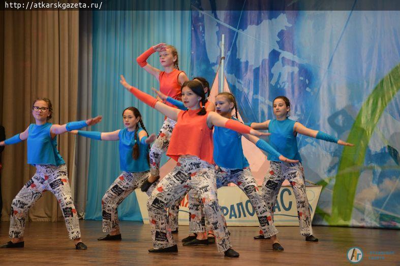 Сегодня в РКЦ аткарских выпускников закружил школьный вальс (ФОТО)