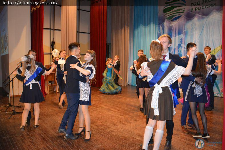 Сегодня в РКЦ аткарских выпускников закружил школьный вальс (ФОТО)