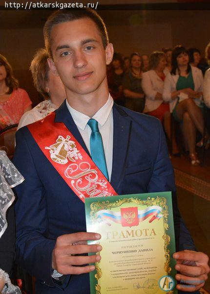 Сегодня в РКЦ аткарских выпускников закружил школьный вальс (ФОТО)