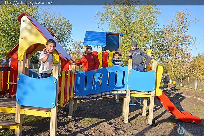 Сегодня завершится монтаж двух новых детских площадок (ФОТО)
