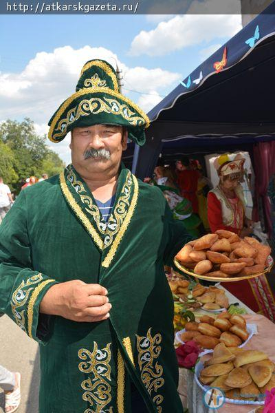 Сельские подворья угощали мантами, хворостом и закусками в виде роз (ФОТО)