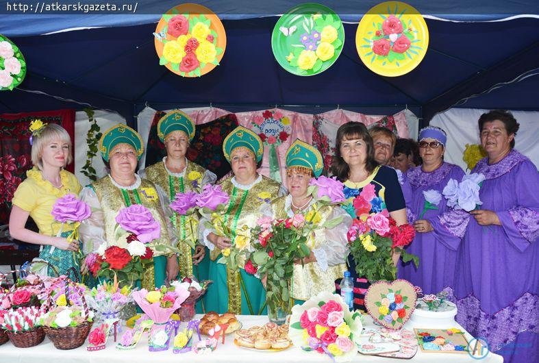 Сельские подворья угощали мантами, хворостом и закусками в виде роз (ФОТО)