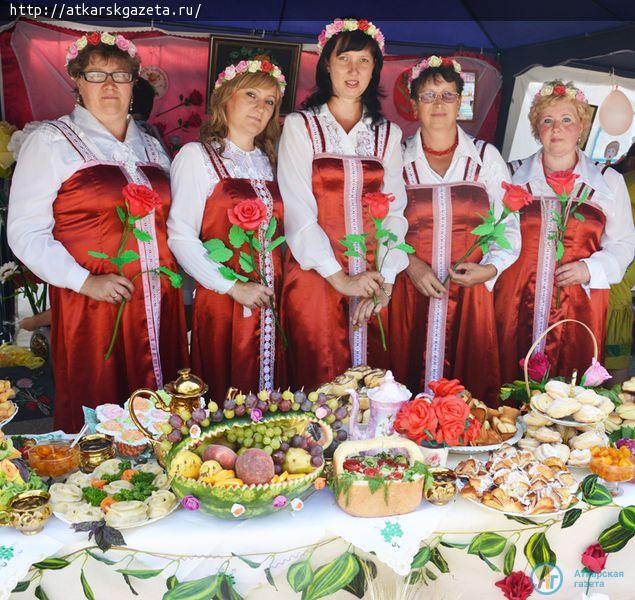Сельские подворья угощали мантами, хворостом и закусками в виде роз (ФОТО)