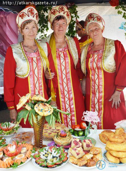 Сельские подворья угощали мантами, хворостом и закусками в виде роз (ФОТО)