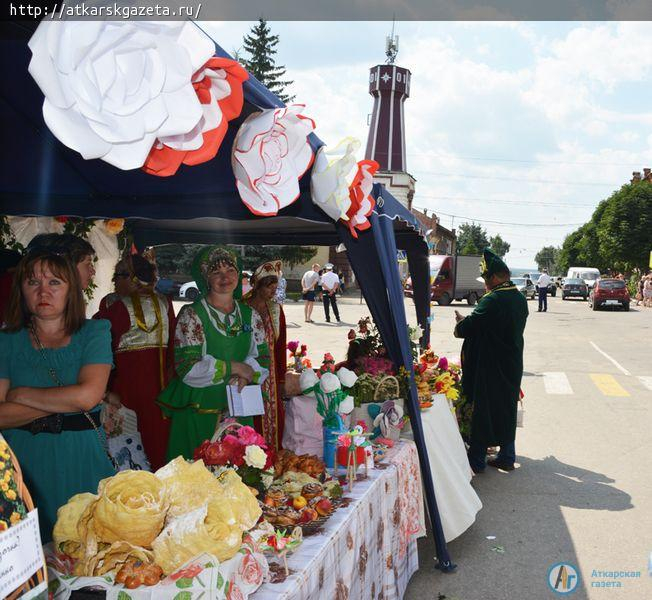 Сельские подворья угощали мантами, хворостом и закусками в виде роз (ФОТО)