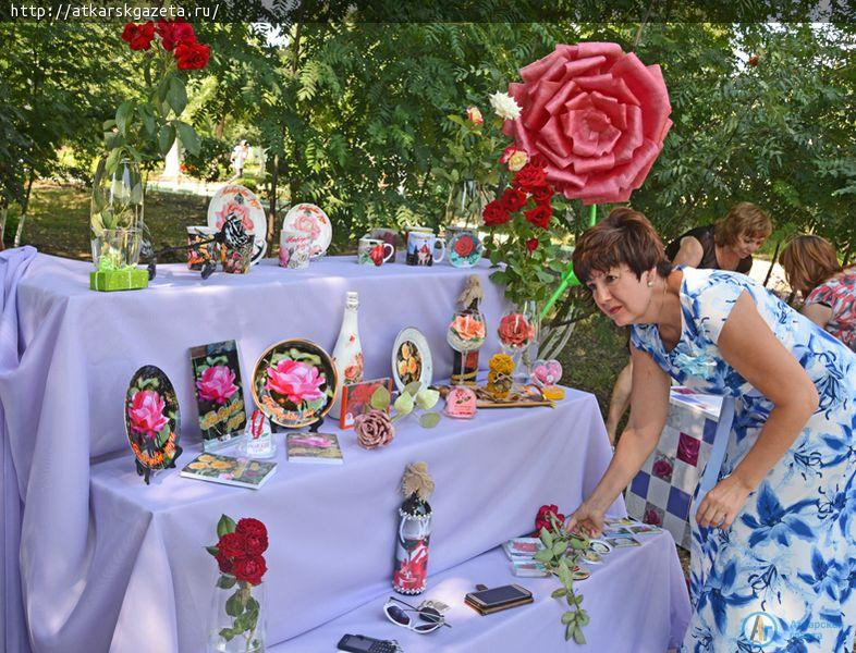 Сельские подворья угощали мантами, хворостом и закусками в виде роз (ФОТО)
