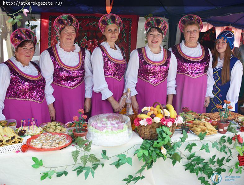 Сельские подворья угощали мантами, хворостом и закусками в виде роз (ФОТО)