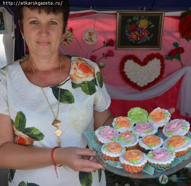Сельские подворья угощали мантами, хворостом и закусками в виде роз (ФОТО)