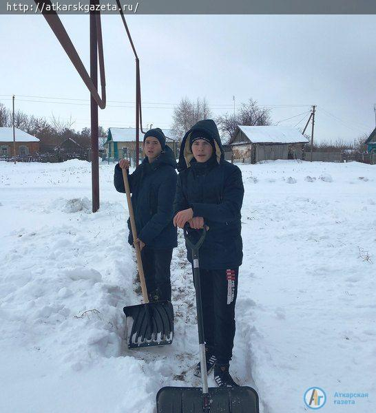 Сельские школьники после снегопада пришли на выручку ветеранам