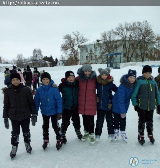 Сельские школьники «убегали» от карантина и болезней на лыжах, санках и коньках
