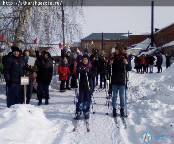 Сельские школьники «убегали» от карантина и болезней на лыжах, санках и коньках