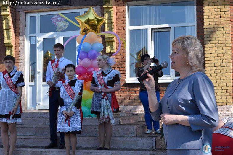 Школа № 1 дала старт в большую жизнь девяти выпускникам (ФОТО)