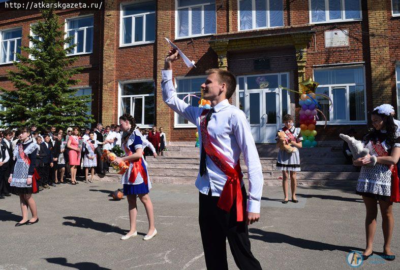 Школа № 1 дала старт в большую жизнь девяти выпускникам (ФОТО)