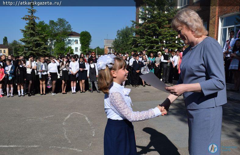 Школа № 1 дала старт в большую жизнь девяти выпускникам (ФОТО)
