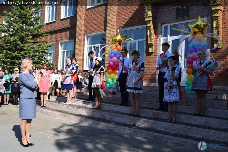 Школа № 1 дала старт в большую жизнь девяти выпускникам (ФОТО)