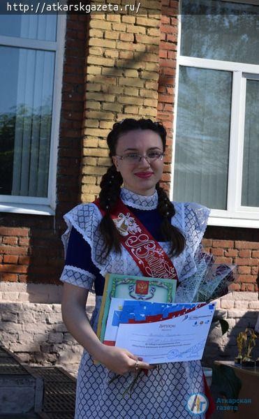 Школа № 1 дала старт в большую жизнь девяти выпускникам (ФОТО)