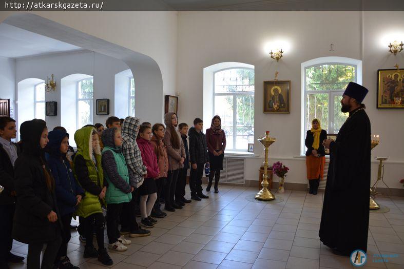Школьники из кружка "Основы светской этики" познакомились с храмом