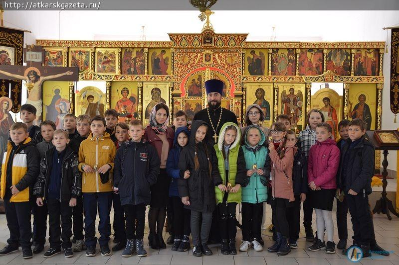 Школьники из кружка "Основы светской этики" познакомились с храмом