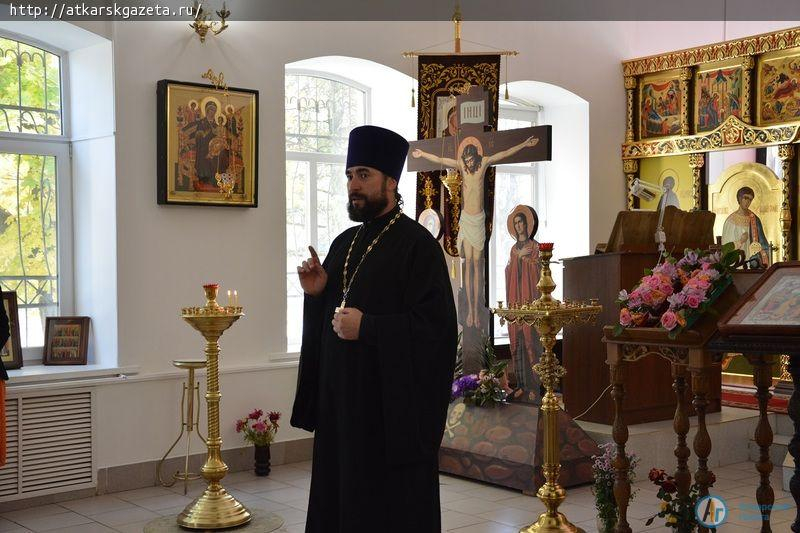 Школьники из кружка "Основы светской этики" познакомились с храмом