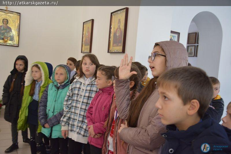 Школьники из кружка "Основы светской этики" познакомились с храмом