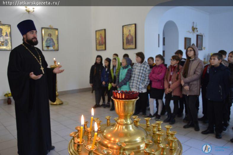 Школьники из кружка "Основы светской этики" познакомились с храмом