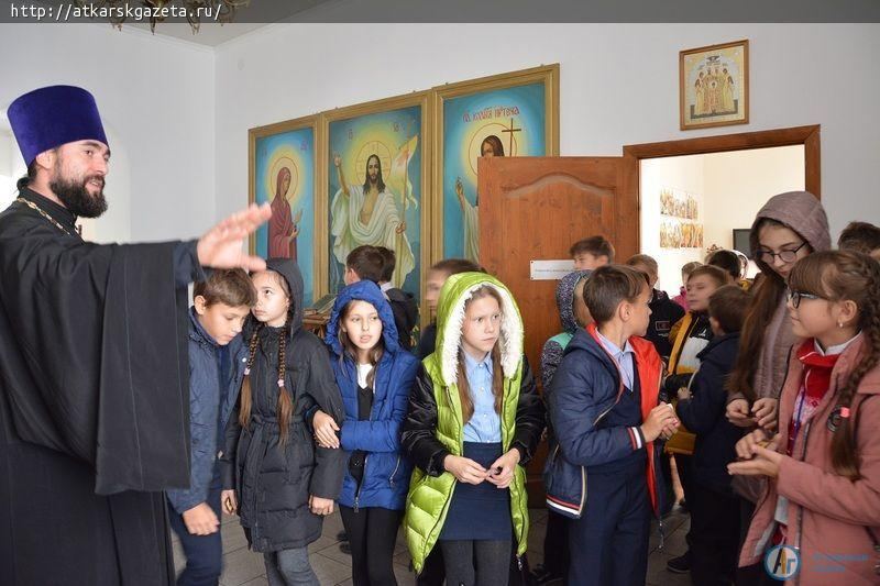 Школьники из кружка "Основы светской этики" познакомились с храмом