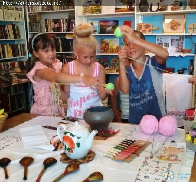 Школьники Малой Осиновки играли на деревянных ложках и расписывали матрешек