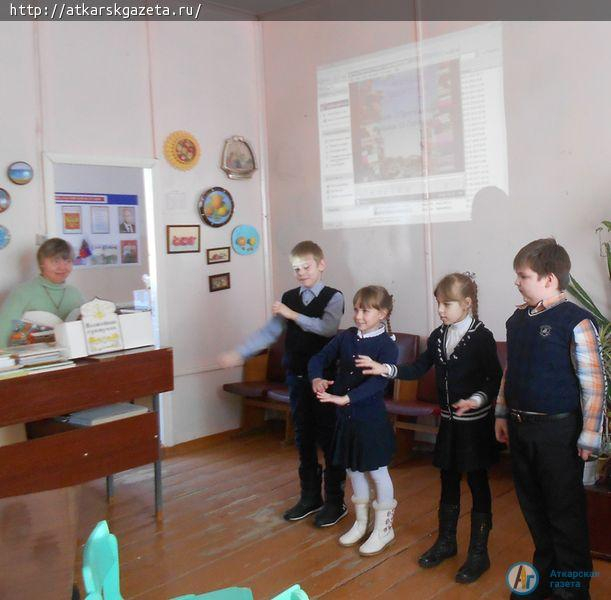 Школьники подарили книги детской библиотеке