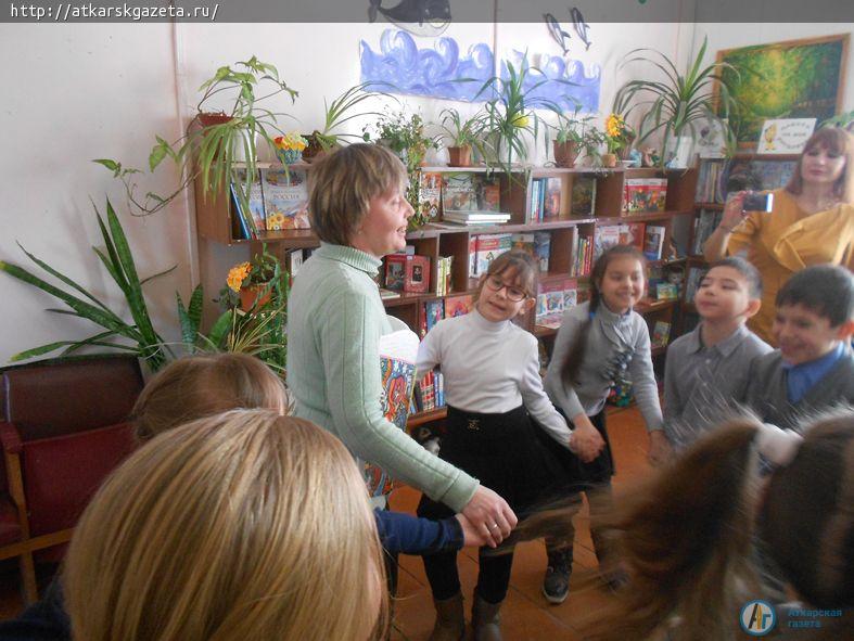 Школьники подарили книги детской библиотеке