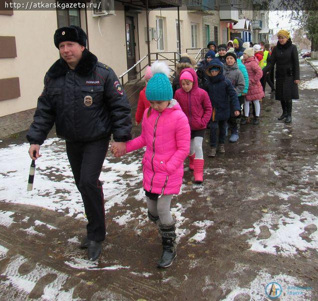 Школьников научили правильно переходить дорогу