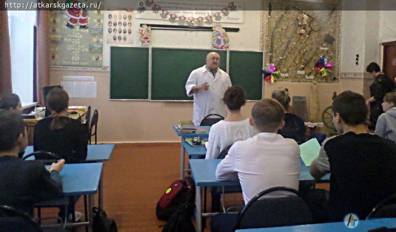 Школьников призвали не гладить бездомных животных
