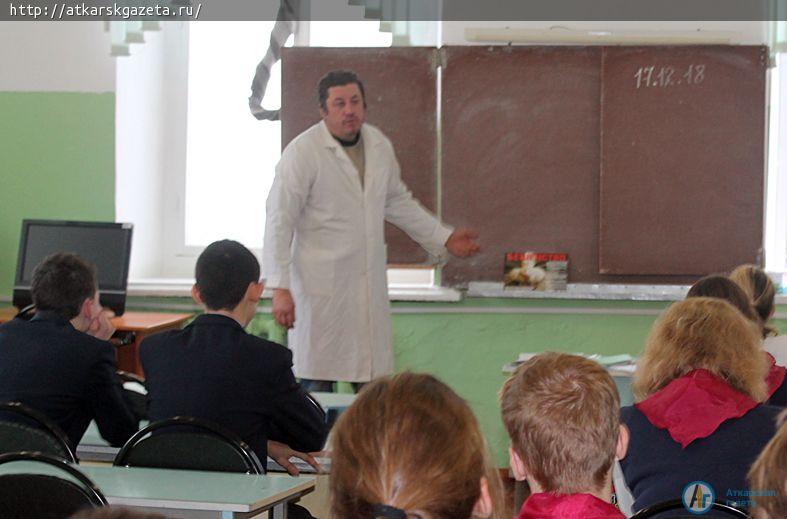 Школьников призвали не гладить бездомных животных