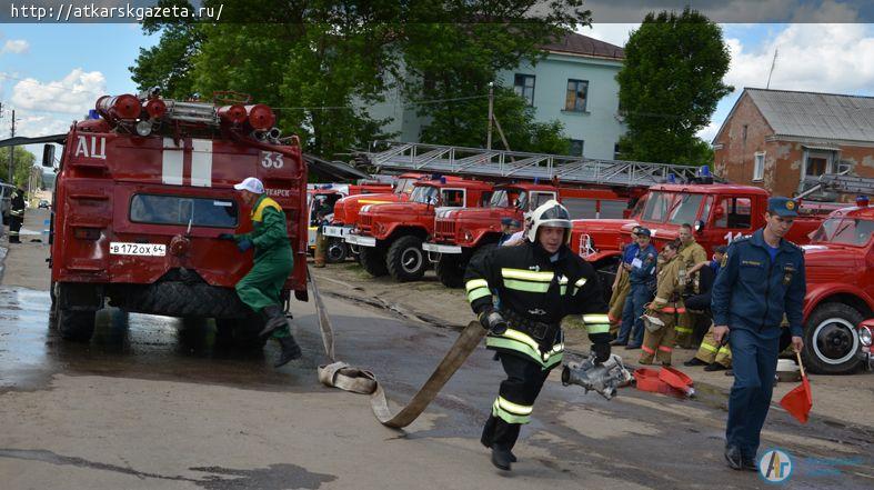 Соседи из Екатериновского района победили на аткарском стадионе (ФОТО)