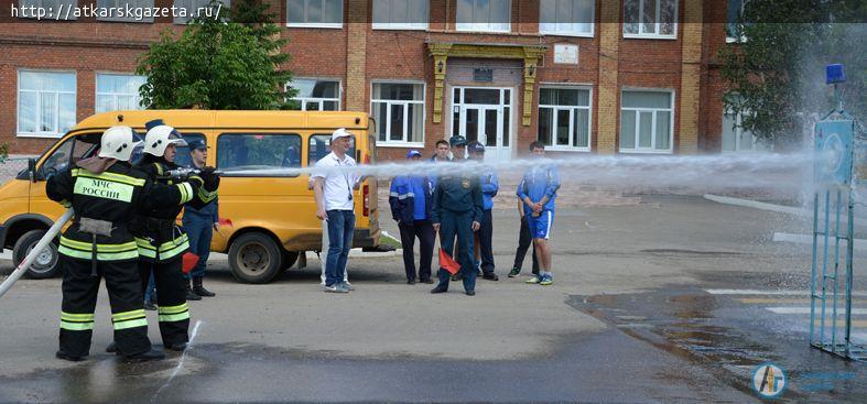 Соседи из Екатериновского района победили на аткарском стадионе (ФОТО)