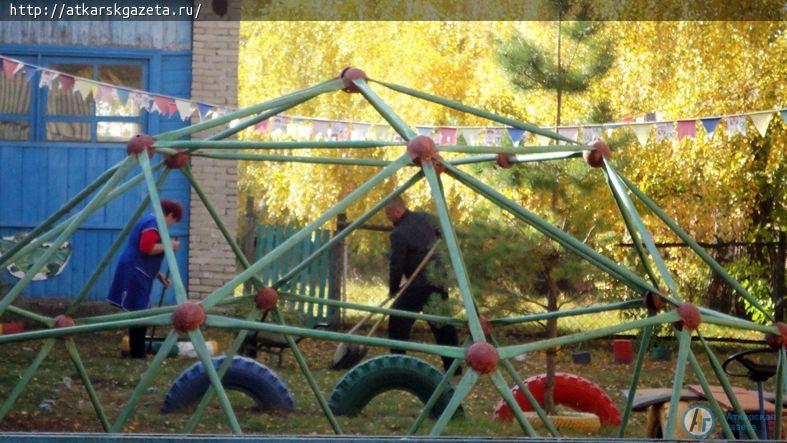 Сотрудники «Березки» помогают молодым деревьям пережить зиму