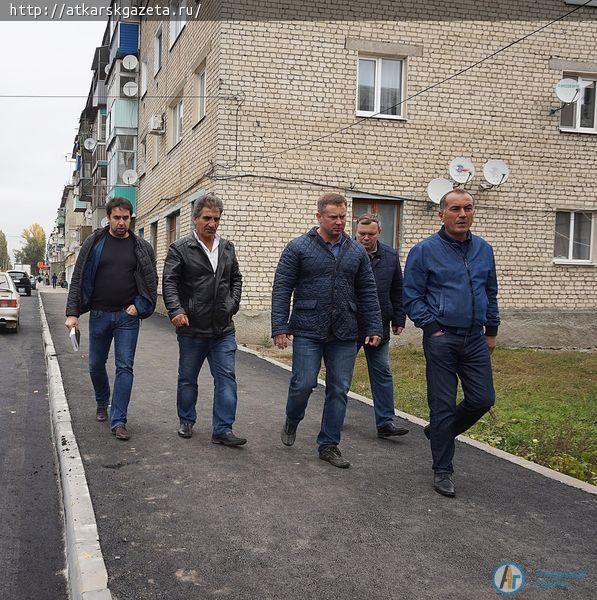 Специалисты проверят законность размещения рекламы на заборе оптовой базы