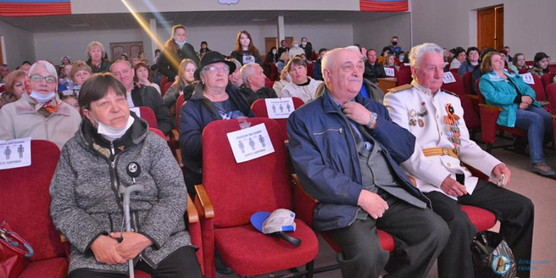 Спектаклю школы №3 "А зори здесь тихие" зал аплодировал стоя
