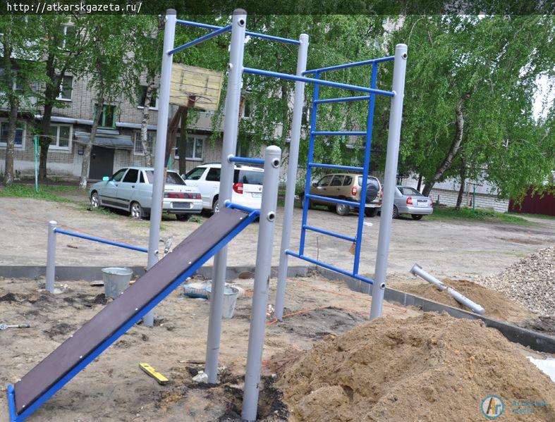 Спортплощадку с велотренажером и лыжами устанавливают во дворе многоэтажки на Пушкина (ФОТО)