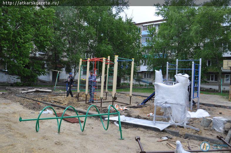 Спортплощадку с велотренажером и лыжами устанавливают во дворе многоэтажки на Пушкина (ФОТО)