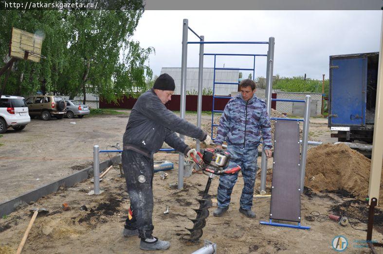 Спортплощадку с велотренажером и лыжами устанавливают во дворе многоэтажки на Пушкина (ФОТО)