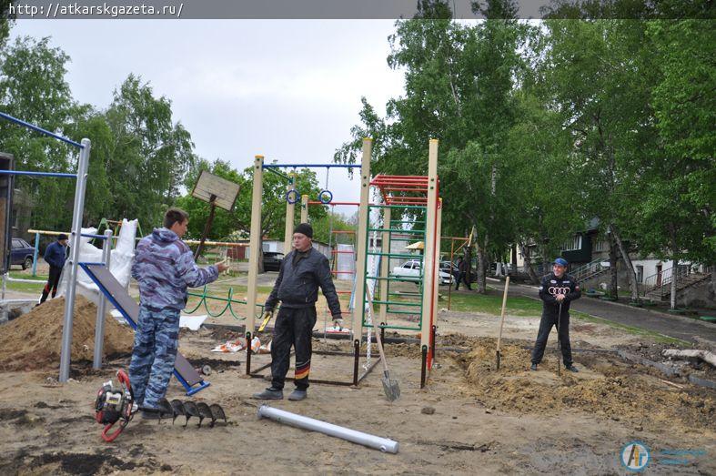 Спортплощадку с велотренажером и лыжами устанавливают во дворе многоэтажки на Пушкина (ФОТО)