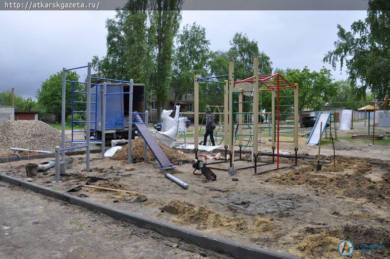 Спортплощадку с велотренажером и лыжами устанавливают во дворе многоэтажки на Пушкина (ФОТО)