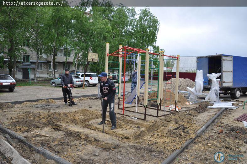 Спортплощадку с велотренажером и лыжами устанавливают во дворе многоэтажки на Пушкина (ФОТО)