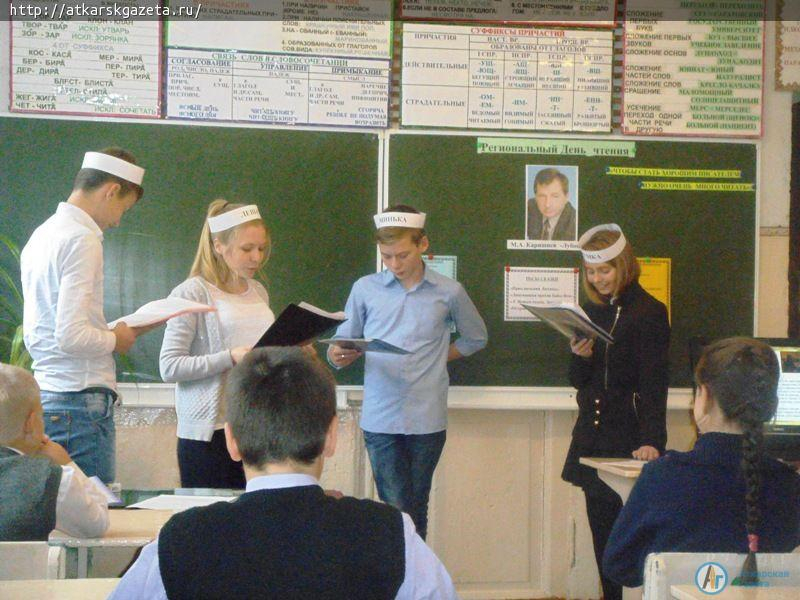 Старшеклассники смеялись над шутками саратовского писателя