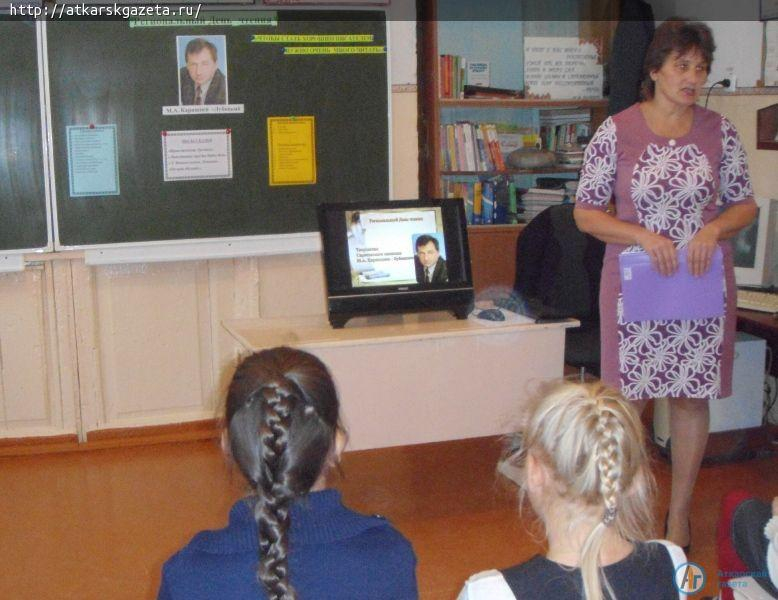 Старшеклассники смеялись над шутками саратовского писателя
