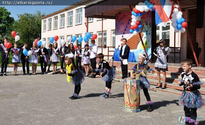 Стулья для компьютерного класса получила в подарок школа №6 (ФОТОРЕПОРТАЖ)