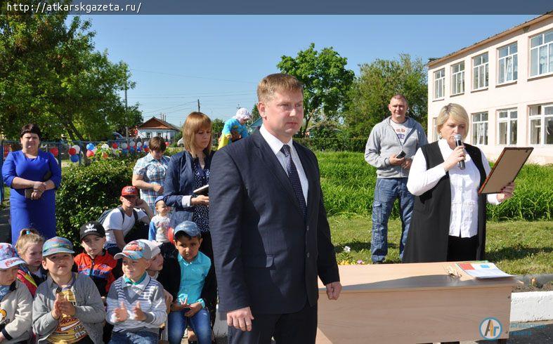 Стулья для компьютерного класса получила в подарок школа №6 (ФОТОРЕПОРТАЖ)