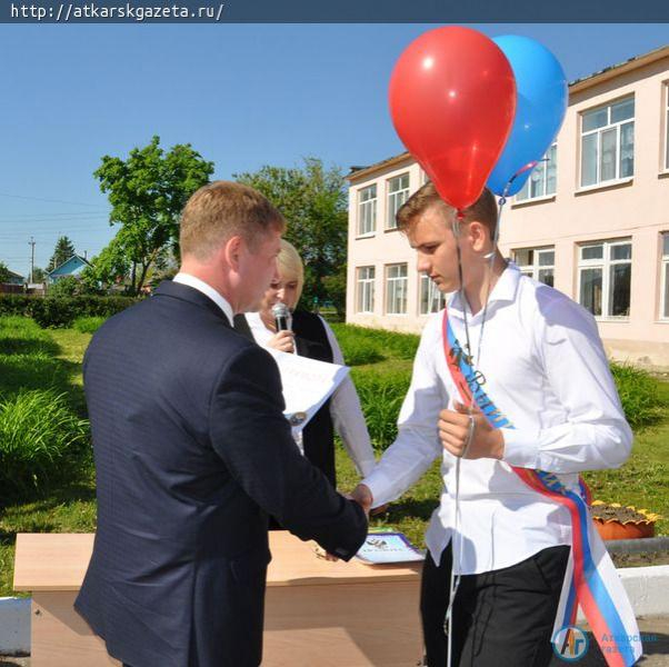 Стулья для компьютерного класса получила в подарок школа №6 (ФОТОРЕПОРТАЖ)