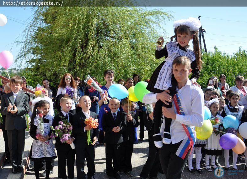 Стулья для компьютерного класса получила в подарок школа №6 (ФОТОРЕПОРТАЖ)